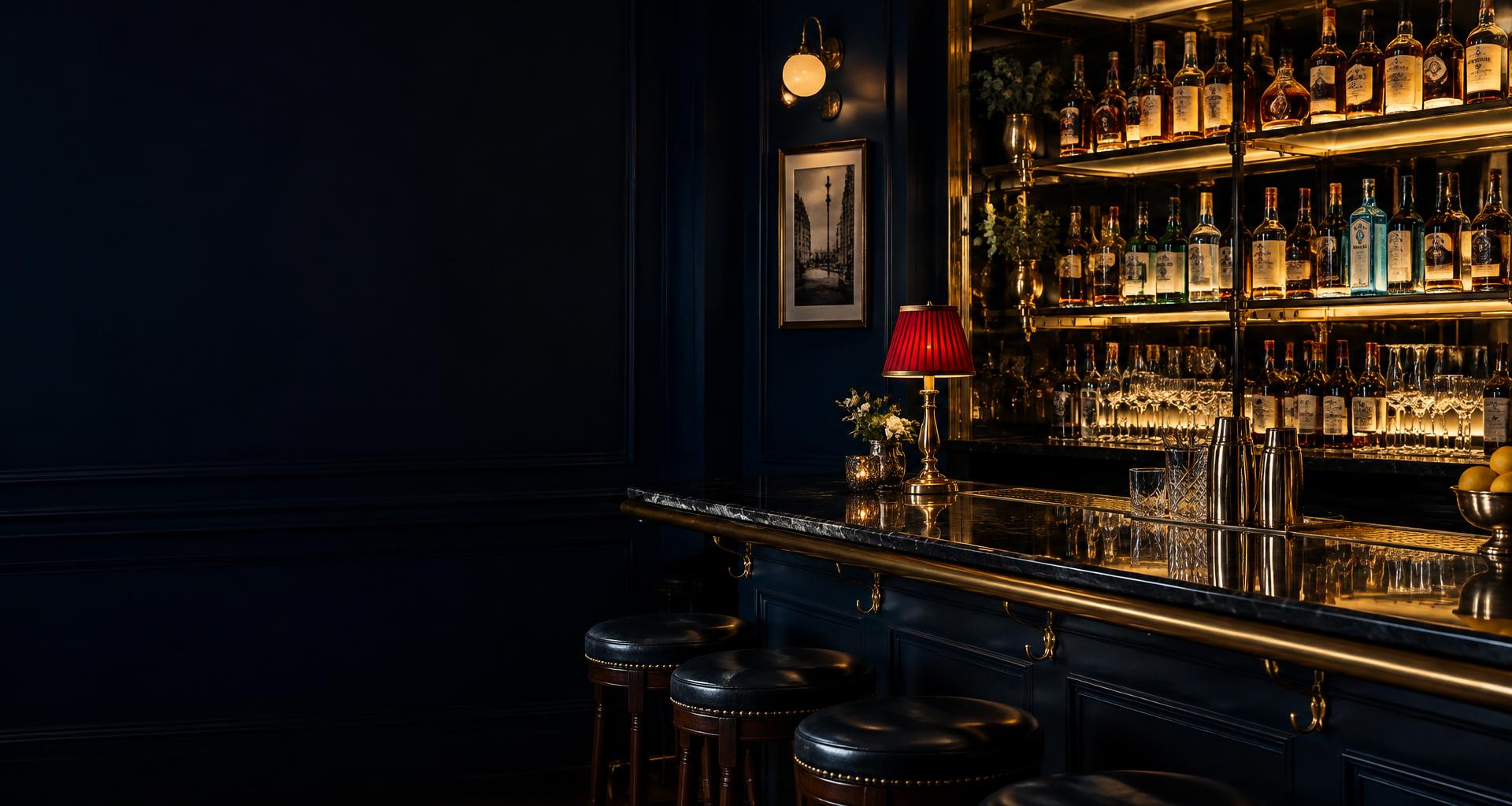 Fransk cocktailbar med flaskor på hyllorna